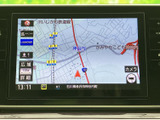 鮮明な地図表示で、スムーズなナビゲーションを実現。最新の交通情報も確認でき、安全運転をサポートします。目的地までの不安を軽減します。