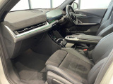 スポーツシートになっておりますので、ドライバーの身体をホールドし、安定したドライビング姿勢をサポート致します。日常的な運転でも、長時間にわたる運転でも快適な姿勢を保つための設計になっております。