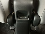 後部座席の方も使用しやすいよう、運転席と助手席の間に充電用USBジャックを2個装備!iPhoneはもちろん少しアンペアが高めのiPadも充電することが出来ます♪