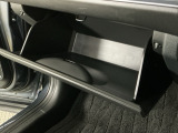 【グローブボックス】収納スペースが沢山あるので車内が散らからずに助かります。ちょっとした物を入れるのにいいですね♪