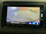 リバースギアに入れるだけで後方の表示へ切り替わります。夜間や雨の日の駐車も楽になりますよ。