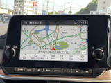 地図が画面いっぱいに表示され、道路や周辺の位置関係を確認しやすいナビ画面です。目的地設定などのメニューも並び、行き先の確認や設定を直感的に行えます。