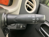 操作しやすい位置に配置されたウインカーレバーは、スムーズな車線変更をサポートします。直感的な操作感で、安全運転を支援します。ヘッドライトの操作もこれ一台で可能です。