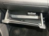 【グローブボックス】容器がせり出してくるバケットタイプ!一目で中身を把握でき、取り出しやすさにも優れます!