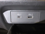 USB充電専用電源ソケットも付いています。モバイル機器などの充電専用