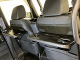 運転席・助手席の背もたれには、2列目シート用にカップホルダー付きの「格納式のシートバックテーブル」を装備しています。休憩時のちょっとした時間などカップを置いたり、小物置きに使えて便利です。