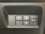 ハンドルの右側にはヘットライトリベライザーとHondaセンシング用のメインスイッチがついています。ヘッドライトリベライザーは道路状況や積荷の加重に応じてライトの高さを調節できます。
