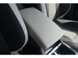 大きなアームレストなのでゆったり運転していただけます。