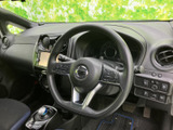 ステアリングに複数のスイッチがまとまり、運転席から手元で機能を確認しやすいレイアウトです。前方に意識を向けながら必要な操作に移りやすく、毎日の運転を便利に支えます。