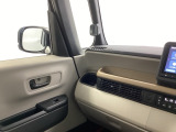 入れるものを限定せず、気軽に使える助手席前のトレー。走行中も落ちにくい形になっていてとても便利です。