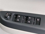 格納式リモコンドアミラーと、パワーウィンドウマスタースイッチです。車内の換気も運転席から簡単に行えます。