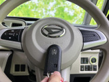 握りやすく操作しやすいステアリング。長距離運転でも疲れにくい設計です。快適なドライブをサポートします。