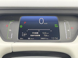 中央の表示部に速度やシフト位置、航続可能距離などの情報がまとまり、運転に必要な情報を確認しやすい構成です。左右の表示も見渡しやすく、日々の運転をサポートします。
