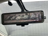 [スマートルームミラー]車両後方をミラーに映し出すため、悪天候の時でも視界は良好♪