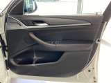 BMWの剛性感ならではの、重厚感あるドアの開閉音をぜひご体感ください。