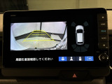リバースギアに入れるだけで後方の表示へ切り替わります。夜間や雨の日の駐車も楽になりますよ。