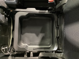 靴や大きめの荷物などもスマートに収納できる便利な引き出し式の収納ボックスです。車外から見えない隠し収納として、また汚れが気になりやすいアイテムの保管にも重宝します!