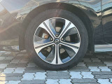純正アルミホイール。タイヤサイズは215/50R17です。