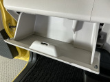 【グローブボックス】収納スペースが沢山あるので車内が散らからずに助かります。ちょっとした物を入れるのにいいですね♪