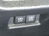 スマートフォンやお手持ちの機器のバッテリー残量が少なくなっても、運転中に充電ができるので安心ですね!