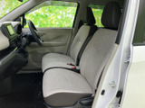 運転しやすい運転席周りです。操作しやすい配置で、快適なドライブをサポートします。視認性にも優れています。
