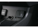 スマートフォンなどの音楽再生が可能なUSB接続ジャック装備車両です♪♪♪
