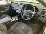 運転席まわりは視界を確保しやすい配置で、シートには落ち着いた色合いを採用。手の届きやすいセンターまわりとゆったりした座席で、毎日の移動も心地よく過ごせる空間です。