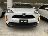 車両前方よりライトとウインカーを点灯させた状態です