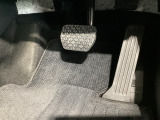 マツダ車の共通するポイントに前輪を前に出し運転席足元スペースを広げたこと!これによりホイールハウスが邪魔にならずにドライバーの中心線を基準とした位置へのペダル配置が可能となりました!