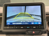 リバースギアに入れるだけで後方の表示へ切り替わります。夜間や雨の日の駐車も楽になりますよ。