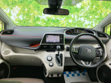 運転席から画面やメーター、操作部を見渡しやすい配置で、車内の装備を確認しながら運転準備を進められます。周囲の状況を確かめる際にも、各表示部へ視線を移しやすい室内です。