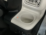 【ホッとカップホルダー】ホットドリンクをちょうどいい温度でキープしてくれる保温機能付きのカップホルダーです。冬の寒い日でも快適なドライブを♪