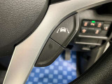 【車線逸脱抑制機能】車線の逸脱の可能性が高いとシステムが判断した場合に、ドライバーに車線逸脱防止方向へのステアリング操作を促し、車両を内側に戻すよう支援します。