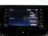 画面とオーディオ機能を兼ねたディスプレイオーディオは、運転中でも見やすく操作しやすい位置にレイアウトされ、様々な機能や情報を表示します。