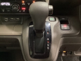 CVT車のセレクトレバーです。低速から高速まで、変速ショックのないスムーズな走りと、エンジン効率のよい領域を維持して燃費にも貢献します。サイドブレーキはスイッチ操作の電子制御パーキングブレーキです。