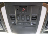 スライドドアの開閉は、ドアハンドルはもちろん運転席からのスイッチ操作でも可能です。お子様の送迎時の乗り降りも一段と楽になります。