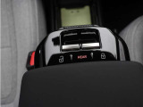 フロントシートからは、すべてのパワーウインドを操作できます。REARと書かれたボタンを押すと、フロントウインドとリアウインドの操作を切り替えることができます。