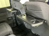 前席背面には格納式のテーブルも装備。食事やスマホ・タブレットでの動画視聴など様々な用途で活躍します。サイドにはちょっとした荷物がかけれて便利なコンビニフック付きです。