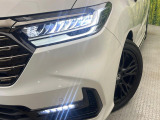 【LEDヘッドライト】悪天候や夜間走行時も良好な視界を確保し安心して運転できる高輝度LEDヘッドライトを装備!点灯速度が早く、消費電力も抑えられています。