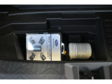 リアサブトランクは床板(ラゲッジボード)を持ち上げると現れる、洗剤や工具、緊急用品などを隠して収納できる便利な機能です。