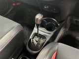 気持ちよく操作できるゲート式シフトレバー!