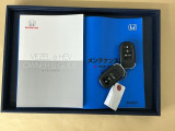 メンテナンスノート【点検整備記録簿・保証書】、取説も揃ってます。スマートキーはバッグなどにしまったままボタン操作でエンジン始動・停止やハイブリッドシステムの起動や停止ができて大変便利です