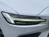 【LEDヘッドライト】明るく眩しいハイビームを先行車や対向車に照射しないオートハイビームを備えたLEDヘッドライト。北欧神話に登場するトールハンマーをモチーフにした、一目でボルボとわかるデザイン。