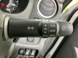 レバーには方向指示やライト関連の表示があり、運転席から位置を確認しやすい設計です。走行中に必要な操作を手元で行えるため、日々の運転を支える実用的な装備です。