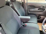 フロントシートにはセンターアームレスト付き、長時間の運転で疲れた腕を乗せてください。