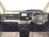 ★いつでも気持ちよく運転できて、使い勝手のいい収納や体をケアするシート、細部にまでこだわったインテリア♪