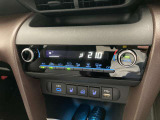オートエアコンは温度を設定するだけで、自動で風量などを設定してくれます。運転しながら操作も必要ないので、安全性も向上します。