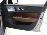 運転席ドアの全景です。キャビンを彩るすべてのものに、機能を形にした美しさが備わっています。