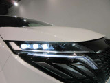 アダプティブLEDヘッドライトシステムです対向車や先行車に照射しないよう自動でハイビームの照射範囲を切り替えます 夜間走行時とても役立ちます