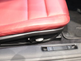運転席の右手から、トランクを開けることが可能です。